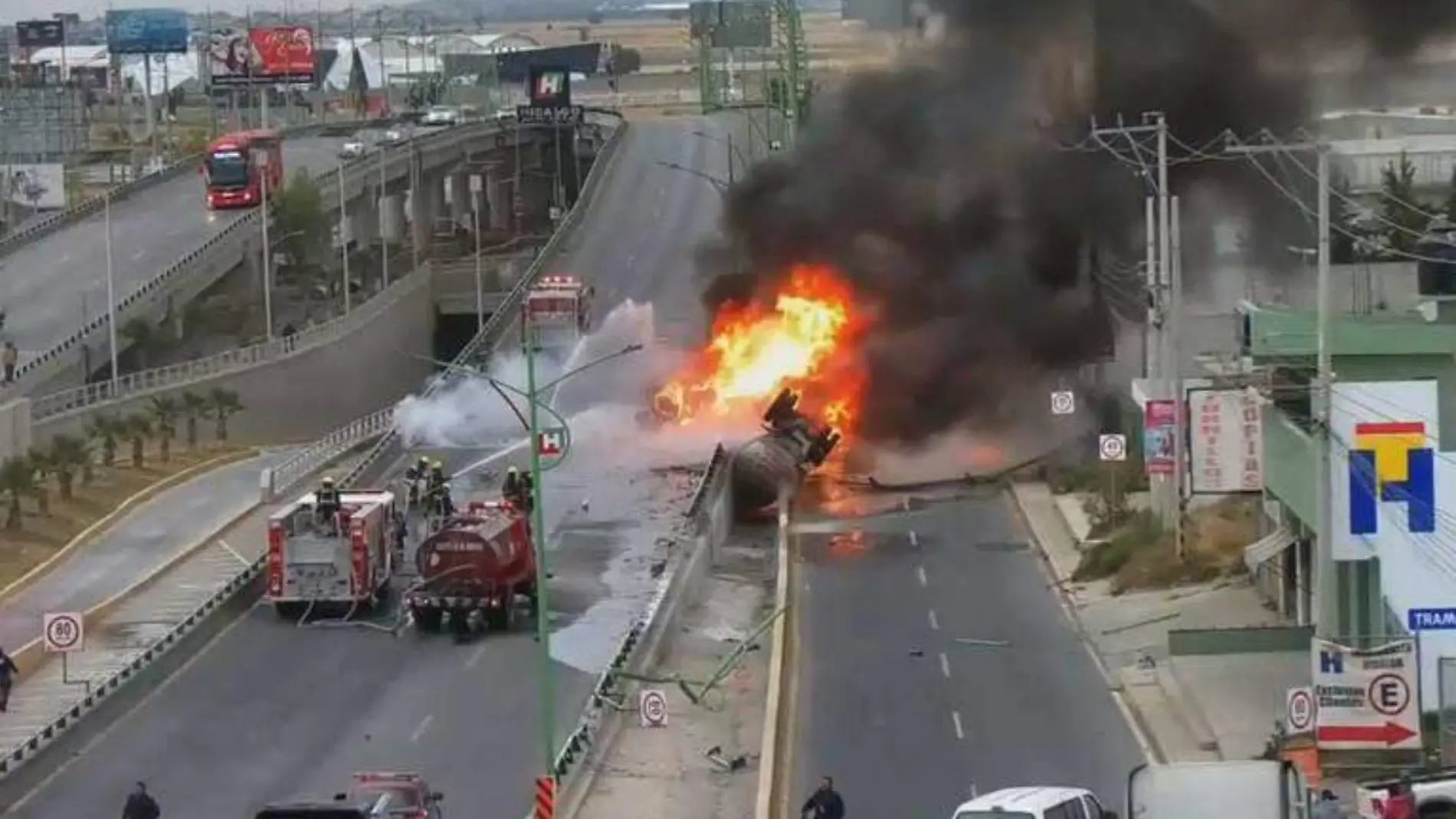 PIPA SE INCENDIA EN CARRETERA MÉXICO PACHUCA